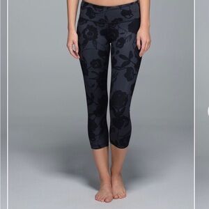 Lululemon wunder under crop II  black floral leggings 4